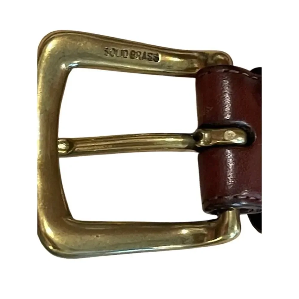 Roundtree & Yorke men's leather brown belt w/braided detail.